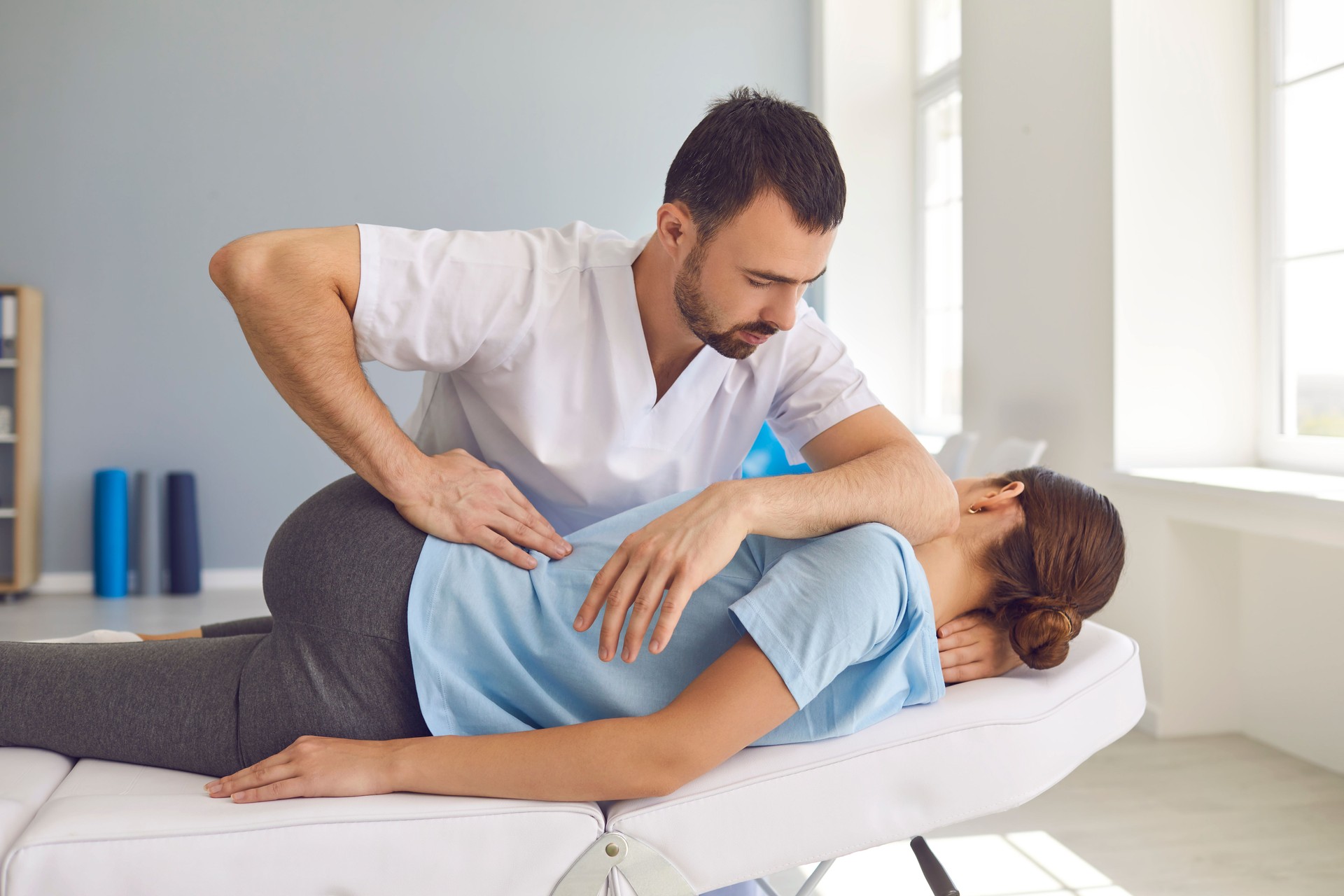 Mobile Gonstead chiropractor performing precise spinal adjustment in Antioch, California.” Spanish: “Quiropráctico móvil Gonstead realizando ajuste espinal preciso en Antioch, California.”