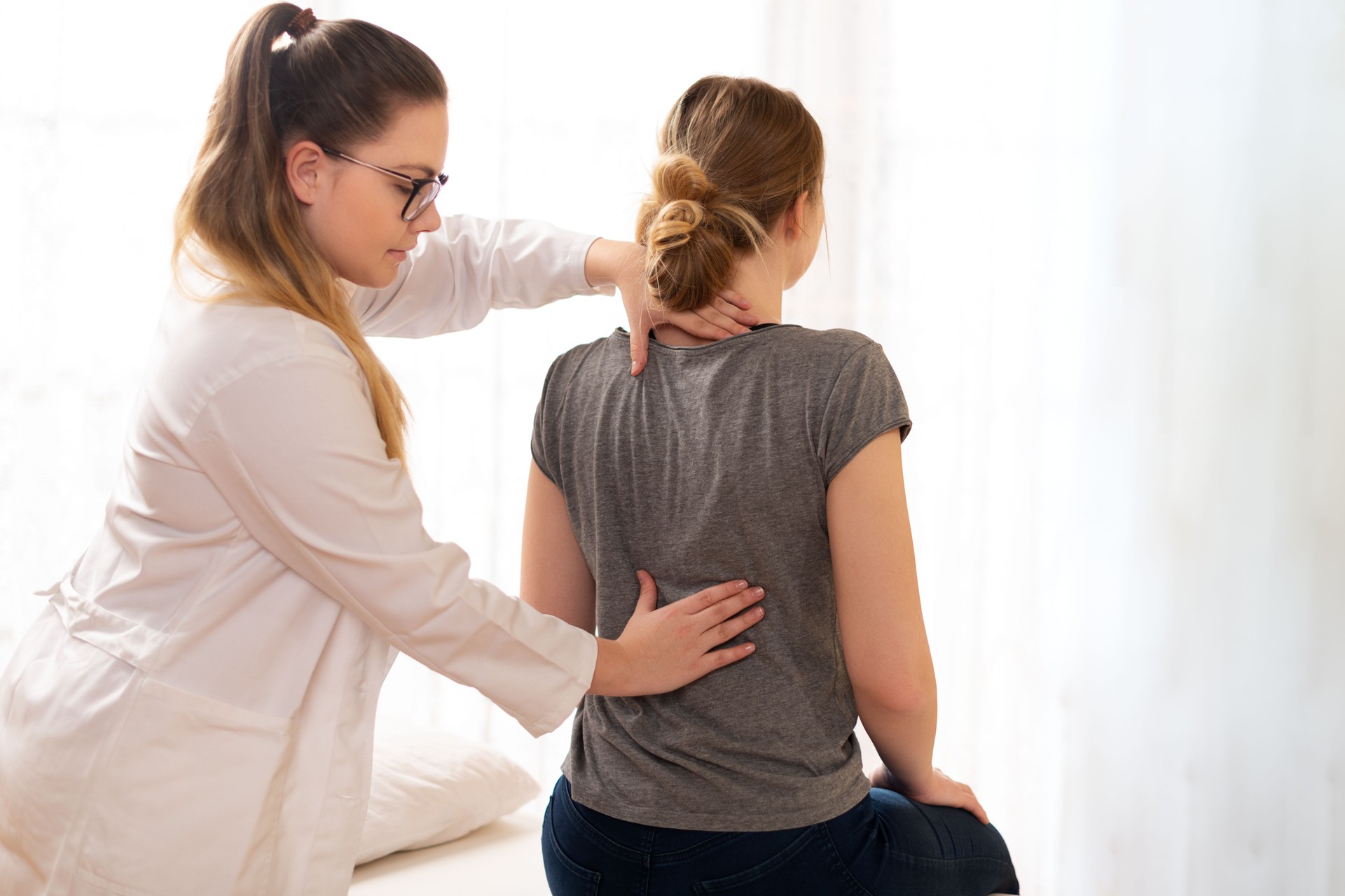 Mobile chiropractor providing personalized pain relief treatment in East Bay home.” Spanish: “Quiropráctico móvil proporcionando tratamiento personalizado para alivio del dolor en hogar del Este de la Bahía.”